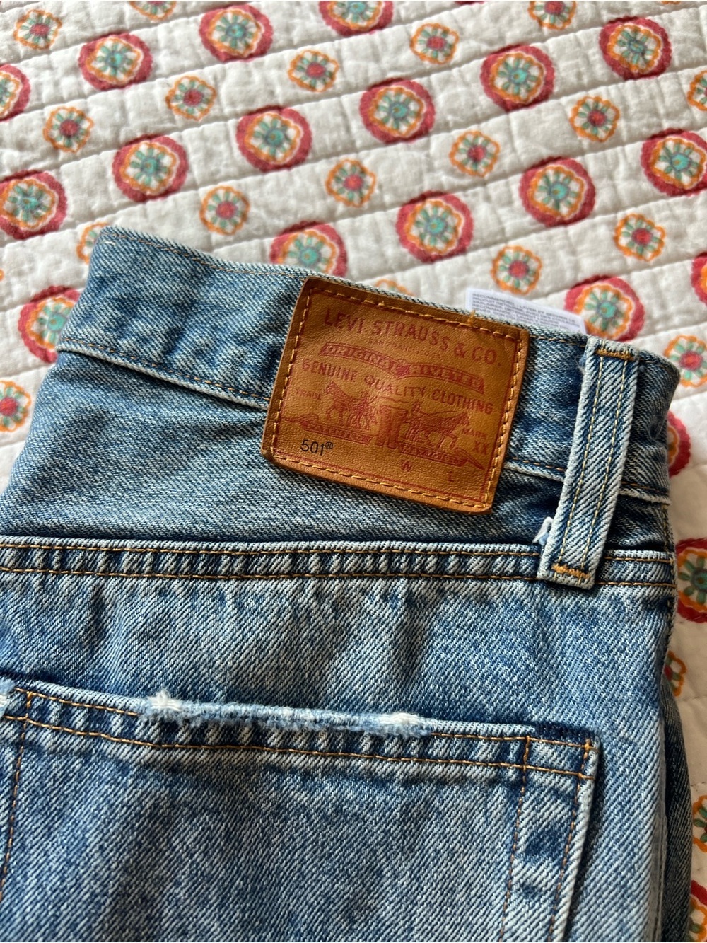 EUC Levi’s Premium 501 Denim Light Wash Distressed Jeans size 26 - Picture 2 of 8
